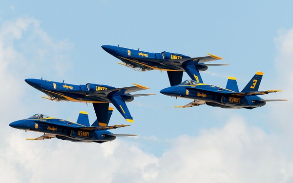 Us Navy Blue Angels Fa18 Hor Fighters Wallpaper