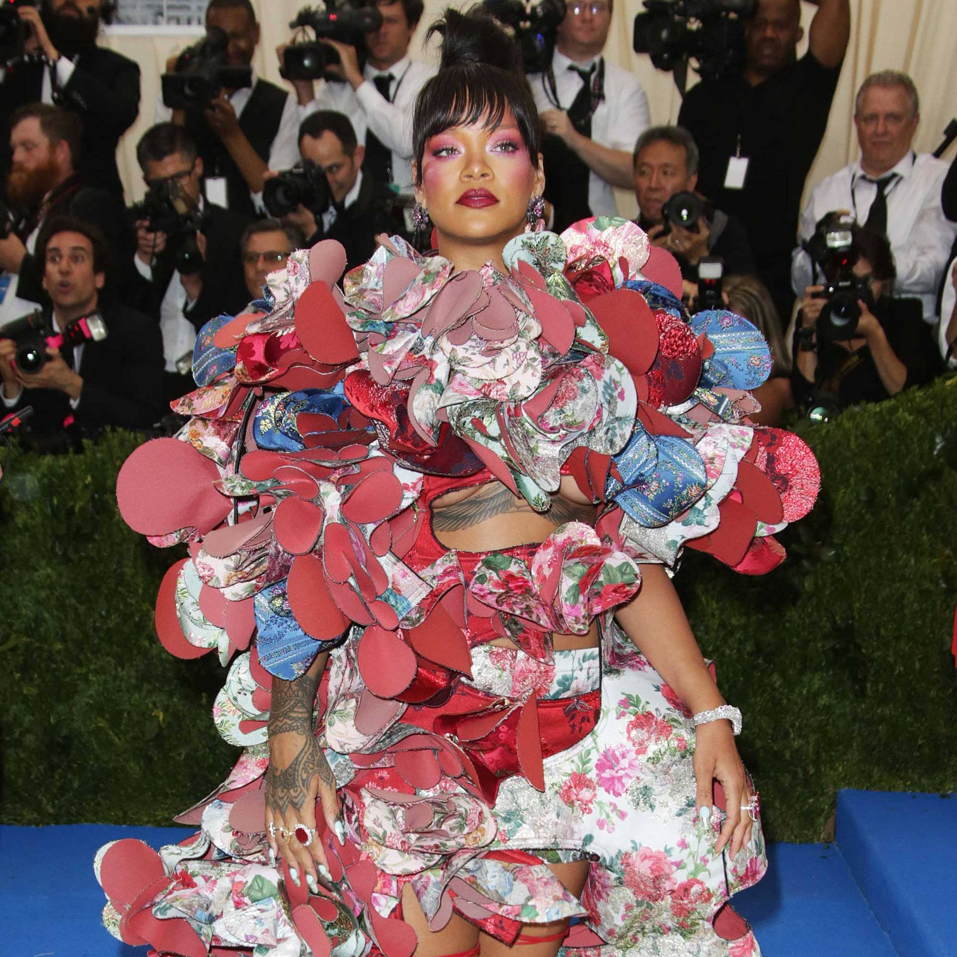 Rihanna Wearing Comme Des Gar Ons Wallpaper