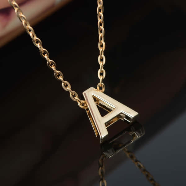 Image A Glistening Gold Chain Wallpaper