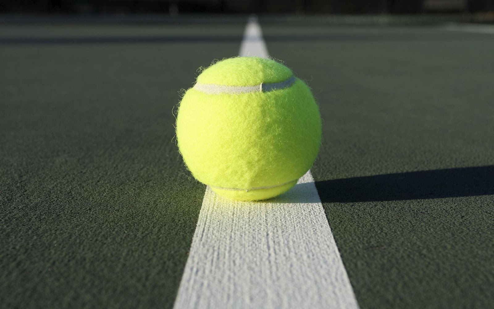 Tennis Wallpaper Met Een Tennisbal Op De Lijn HD Achtergrond