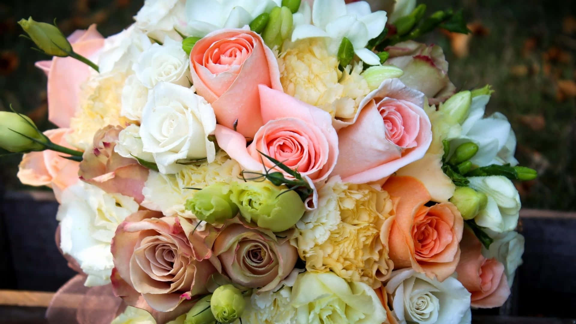 1440p Wedding Bouquet Roses Background Wallpaper