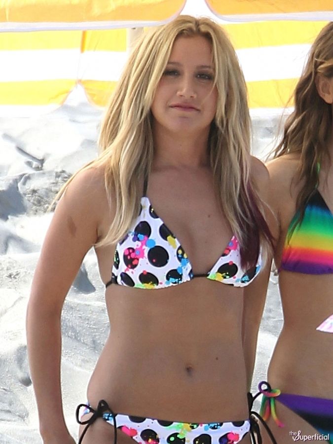 Ashley Tisdale Sarah Hyland Bikini