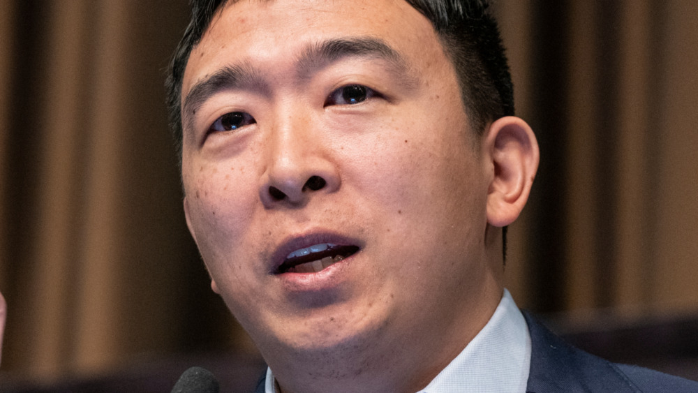 Why Andrew Yang Has The Internet Seeing Red Wallpaper