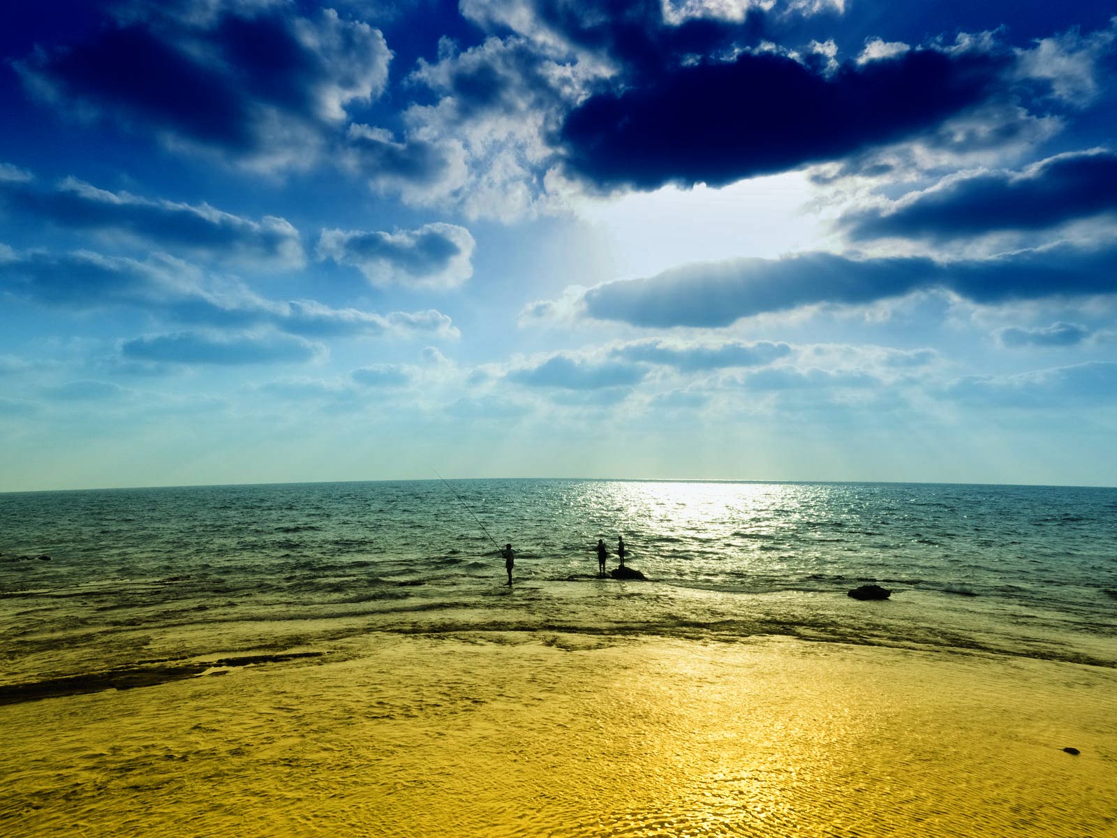Serene Horizon Wallpaper