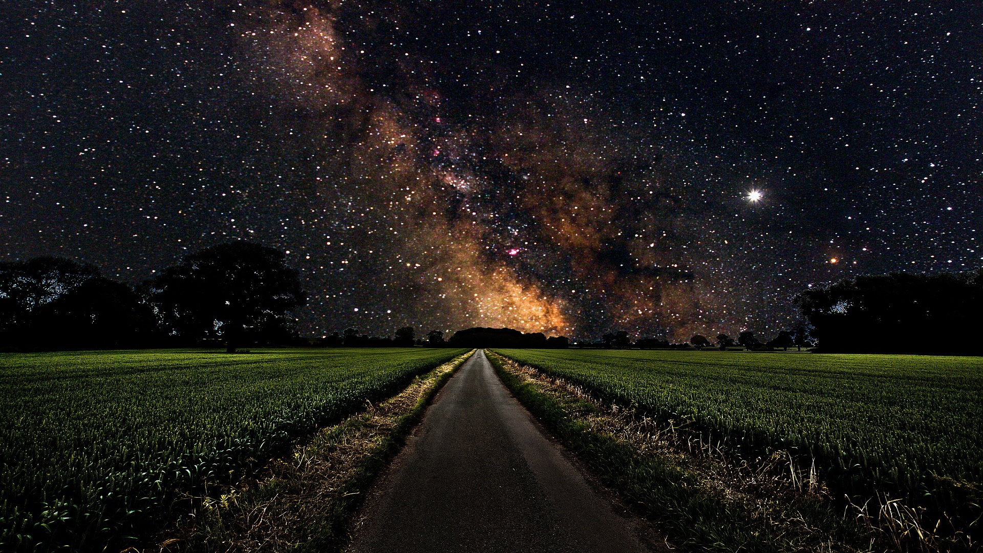 Tải về những hình ảnh đẹp nhất của vũ trụ, bầu trời đêm và dải Ngân Hà để trang trí cho máy tính và điện thoại của mình. Tận hưởng những khoảnh khắc đẹp nhất của vũ trụ và khiến cho màn hình thiết bị của bạn thêm phong phú và đẹp mắt hơn.
