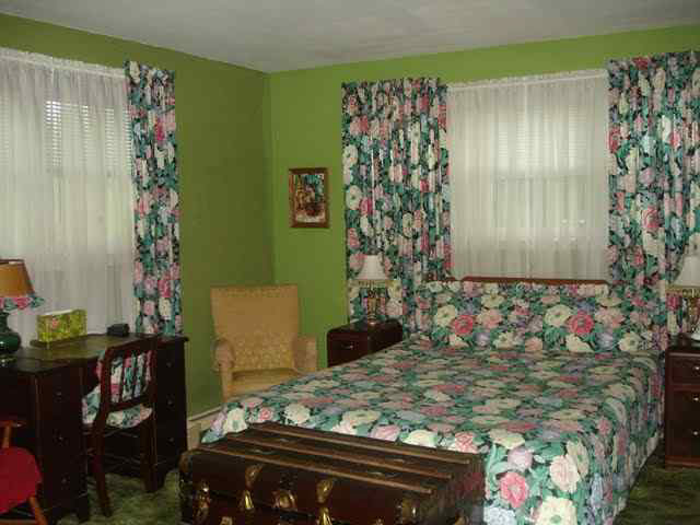 Ugly Flowery Tacky Matching Bedspread Window Drapes Curtains Bedroom