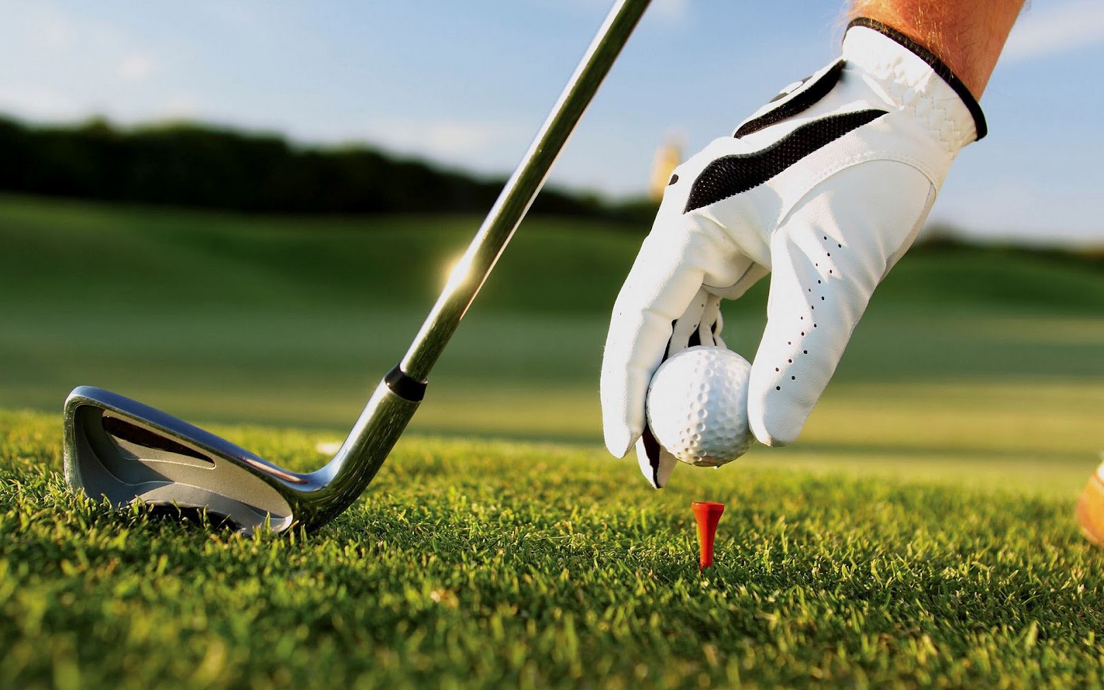 Sports Wallpaper With Someone Putting A Golfball On The Tee