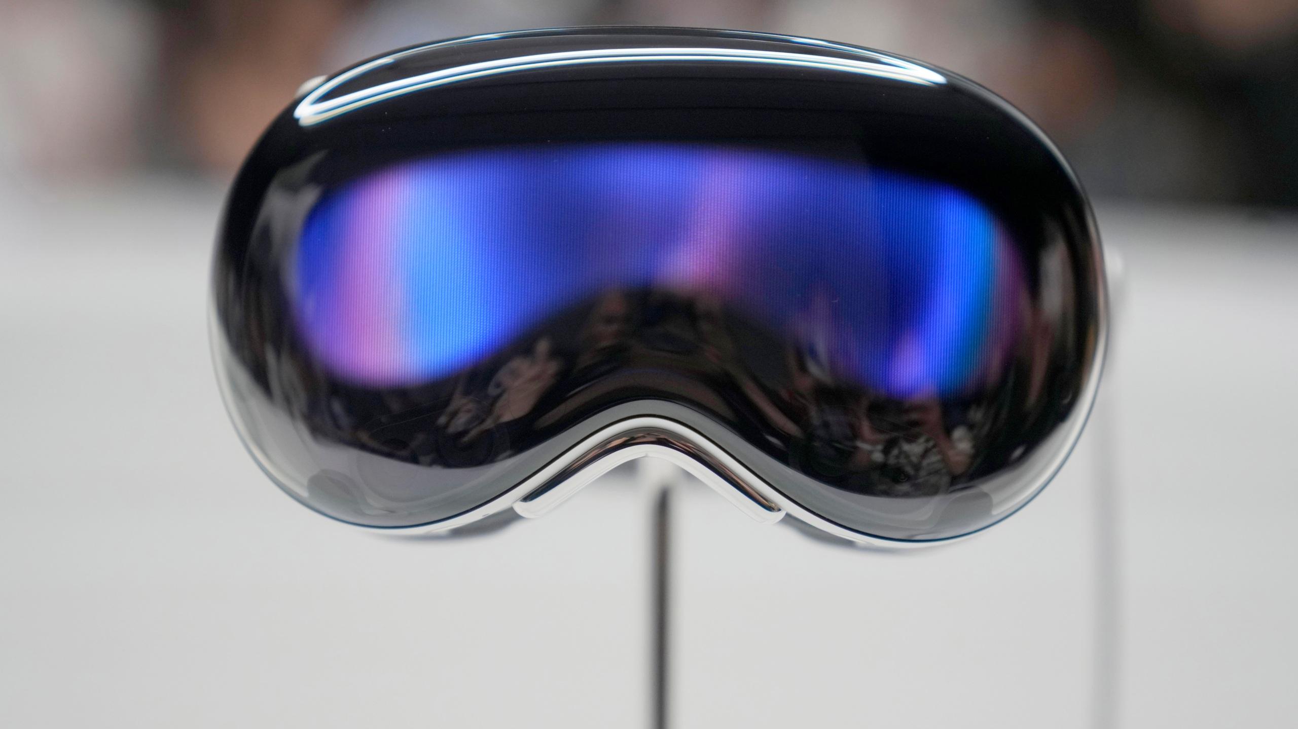 Apple S Vision Pro Goggles Unleash A Mixed Reality That Could Lead