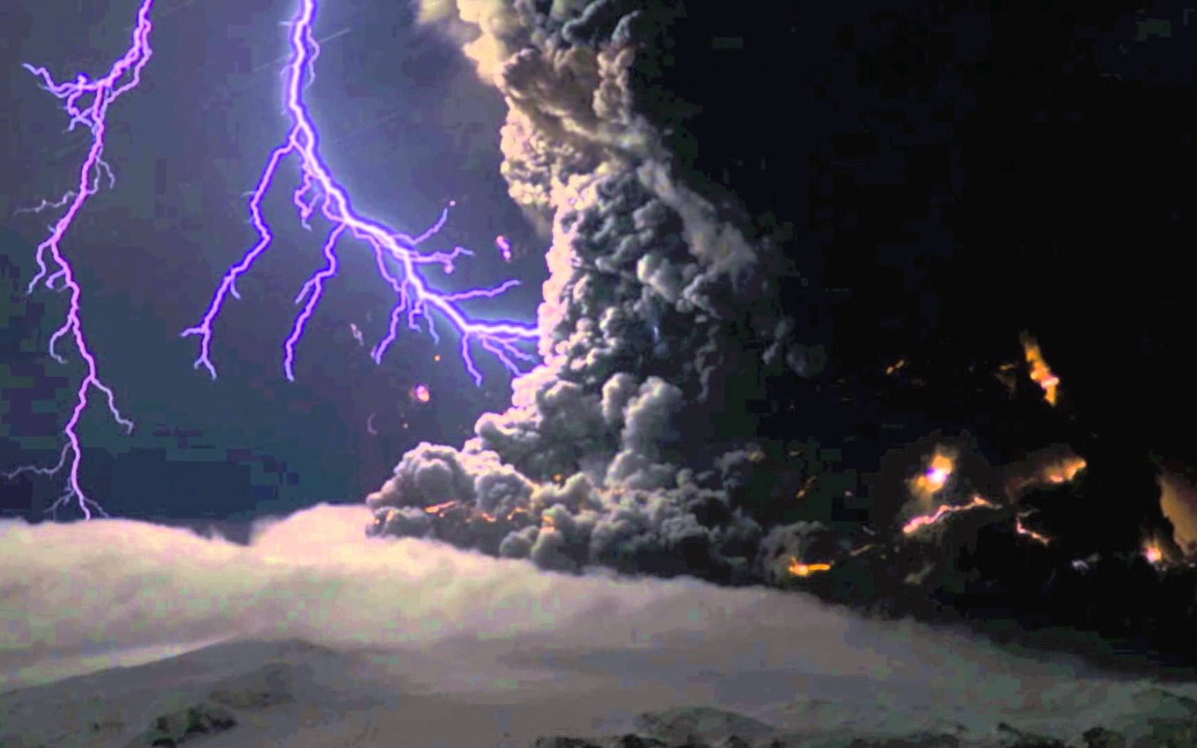 Displaying Image For Volcano Eruption Lightning