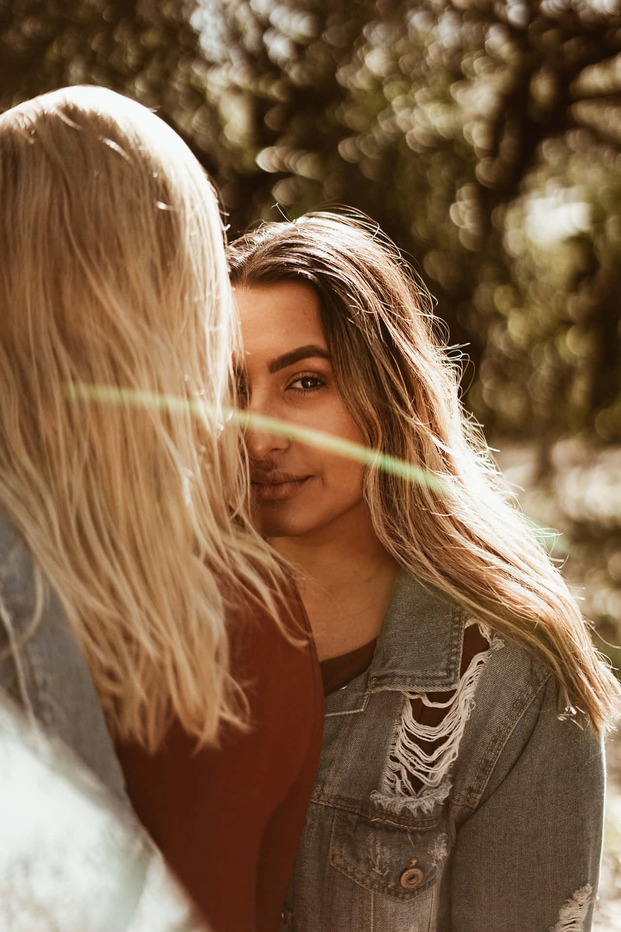 Blonde Mujeres Lesbianas Hugging 56p0j2a1nxw5xcje Wallpaper