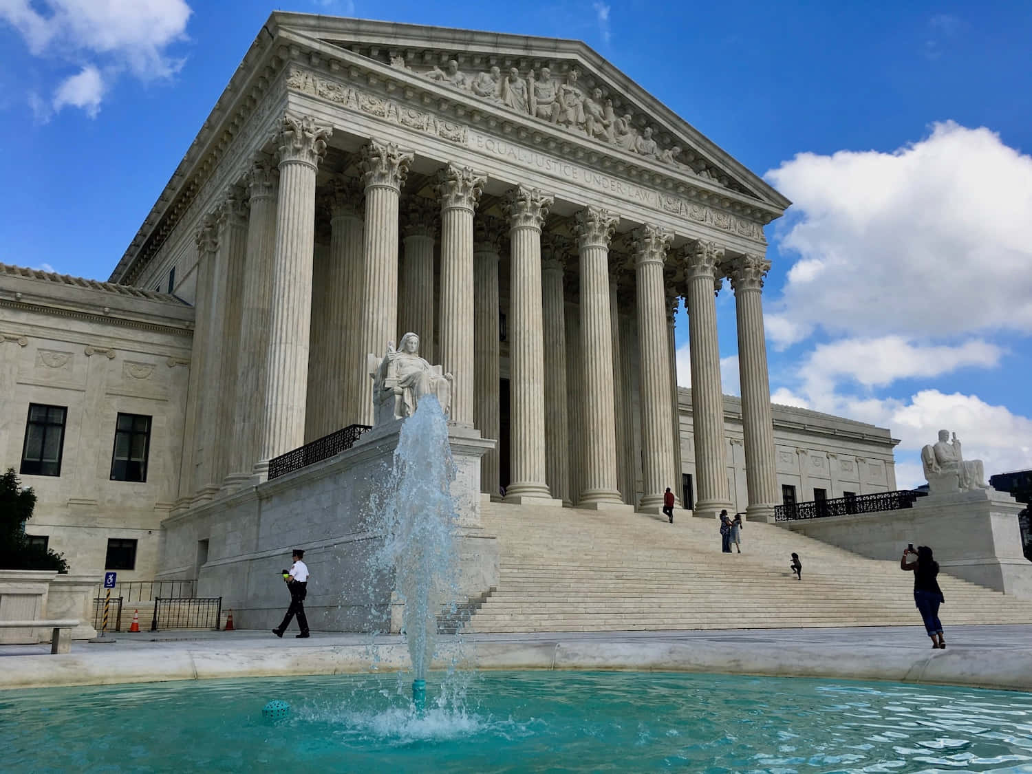 Water Fountain At Supreme Court Building Wallpaper