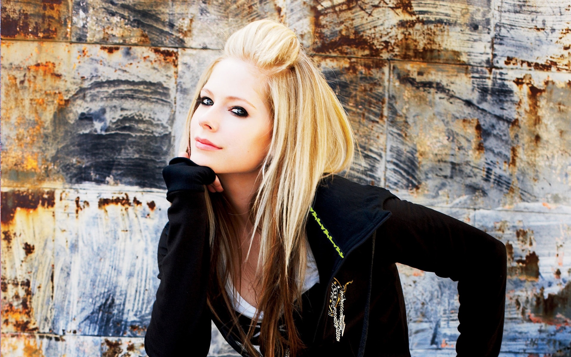 Avril Lavigne Blonde Eyes HD Wallpaper