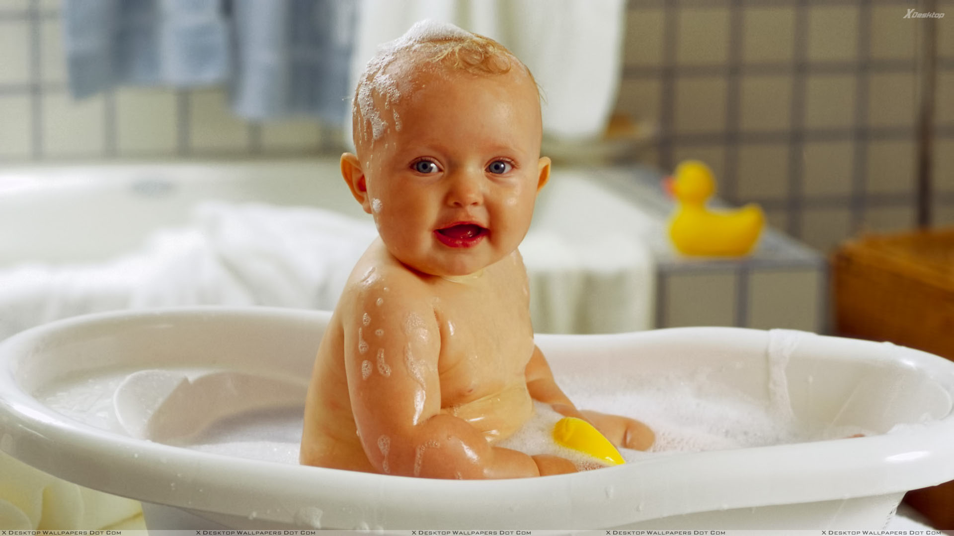 Sweet Baby Looking Front In Bath Tub Wallpaper