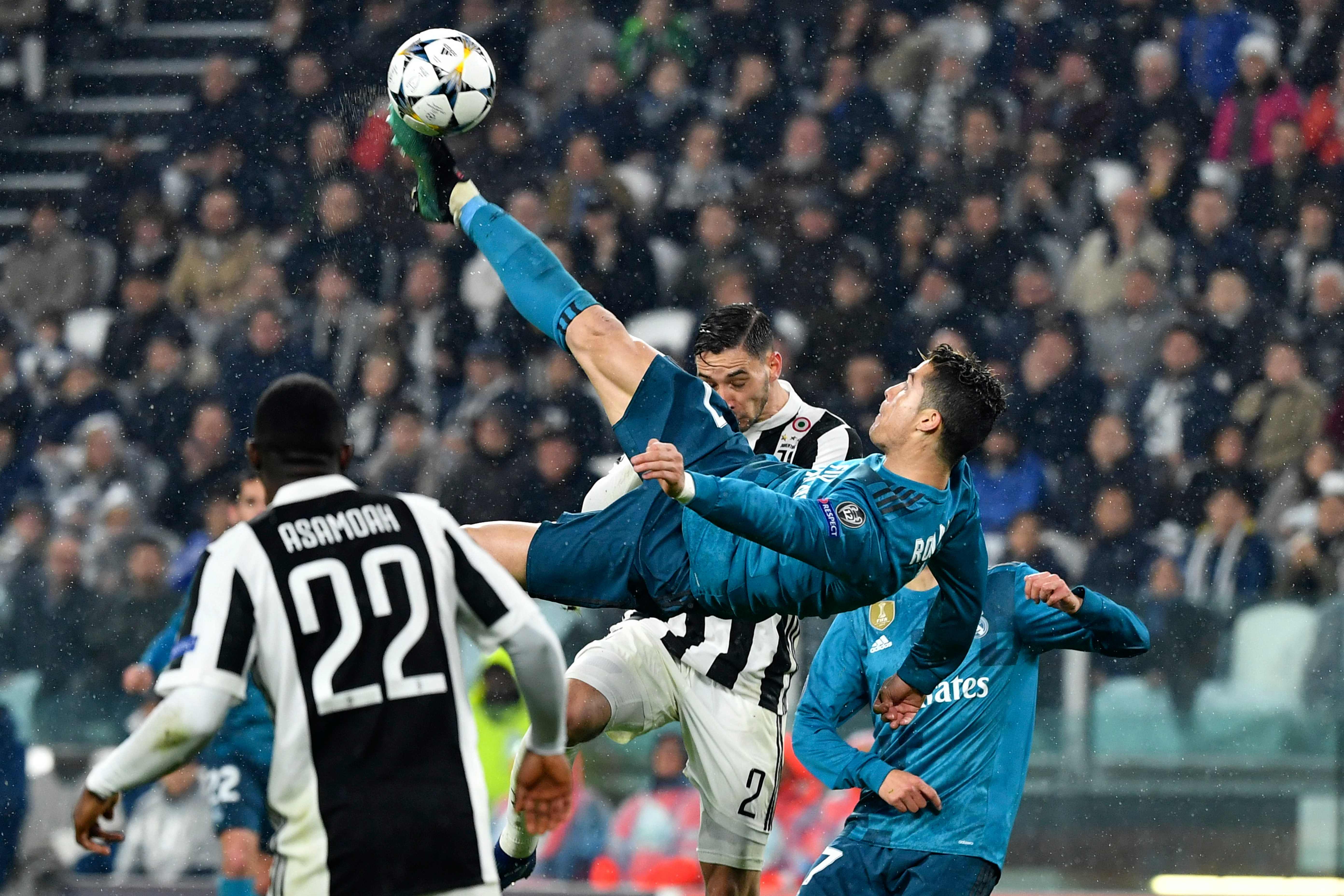 7 incredible photos of Cristiano Ronaldos stunning bicycle kick goal