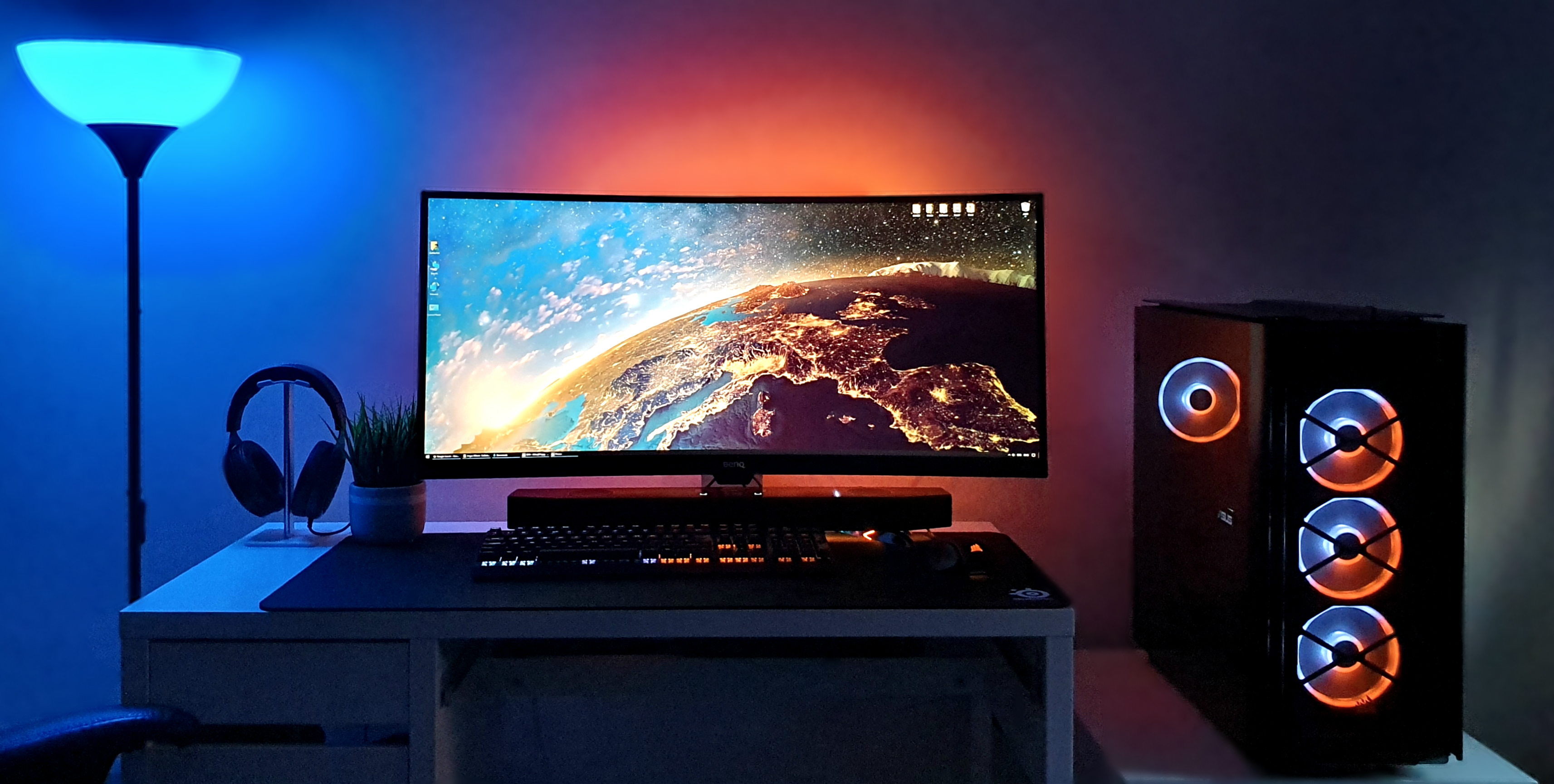 Colour Matching With Your Wallpaper Can Really Bring Setup To