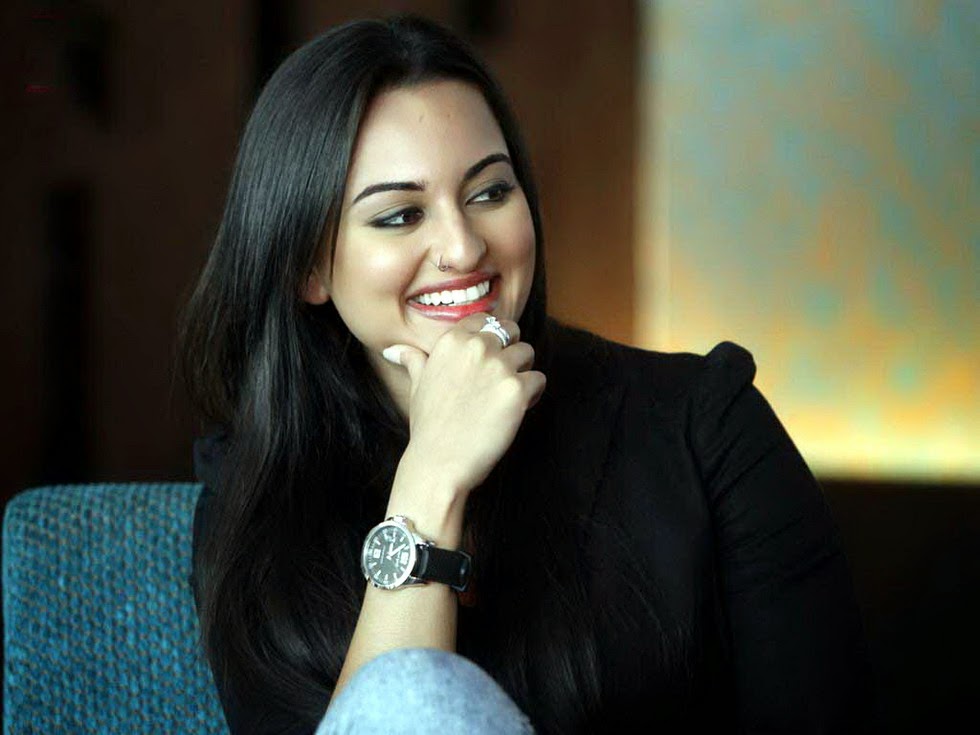 Beautiful Sonakshi Sinha Sexy Look Smile Face HD Pics Image