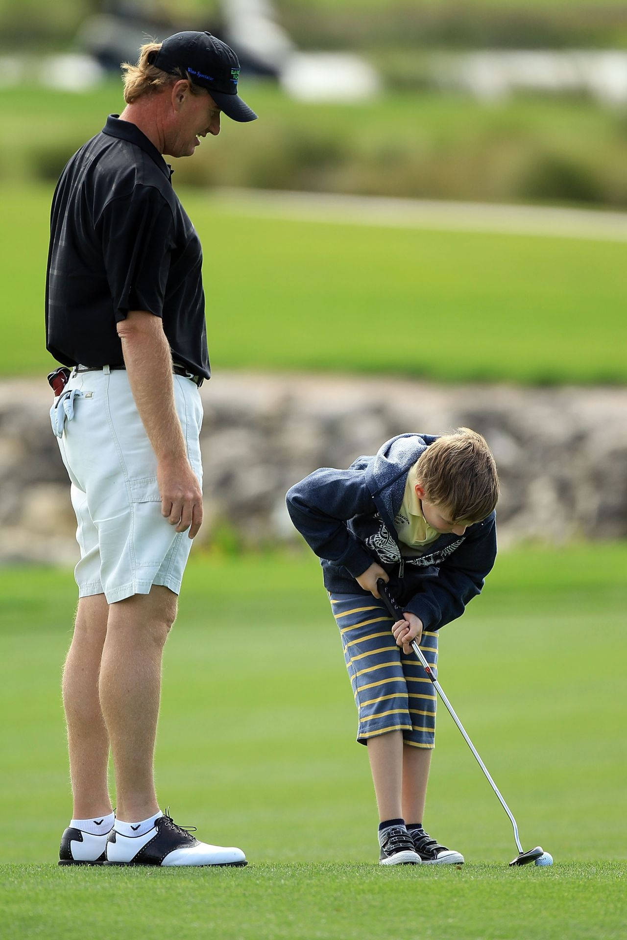 En Ernieels Beim Golfen Mit Einem Kind Wallpaper
