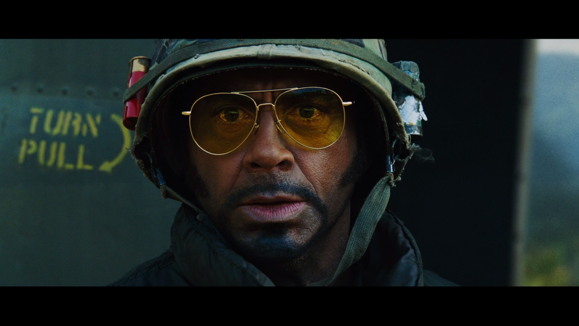 Tropic Thunder Action Edy Military Weapon Wallpaper Background