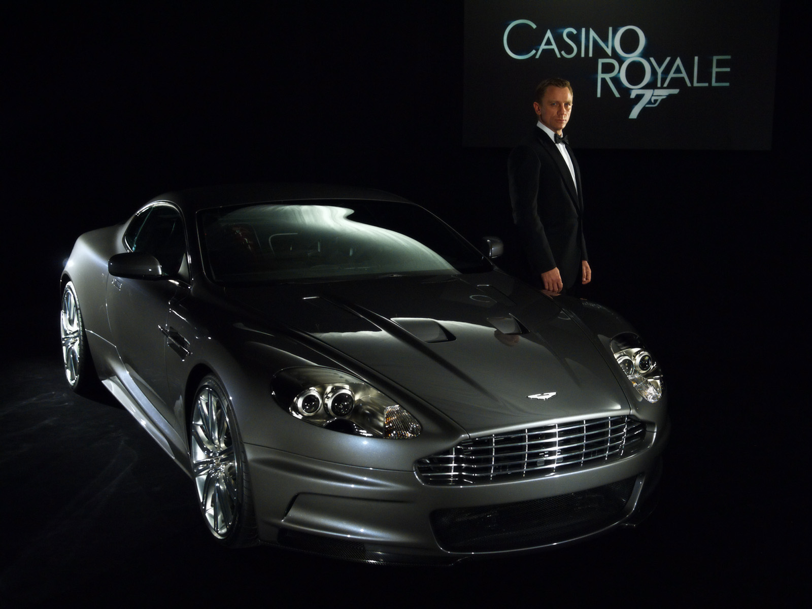 James Bond In Casino Royale Daniel Craig Wallpaper