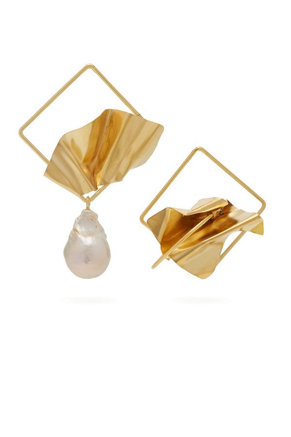These Captivating Mismatched Gold Tone Metal Earrings Cite