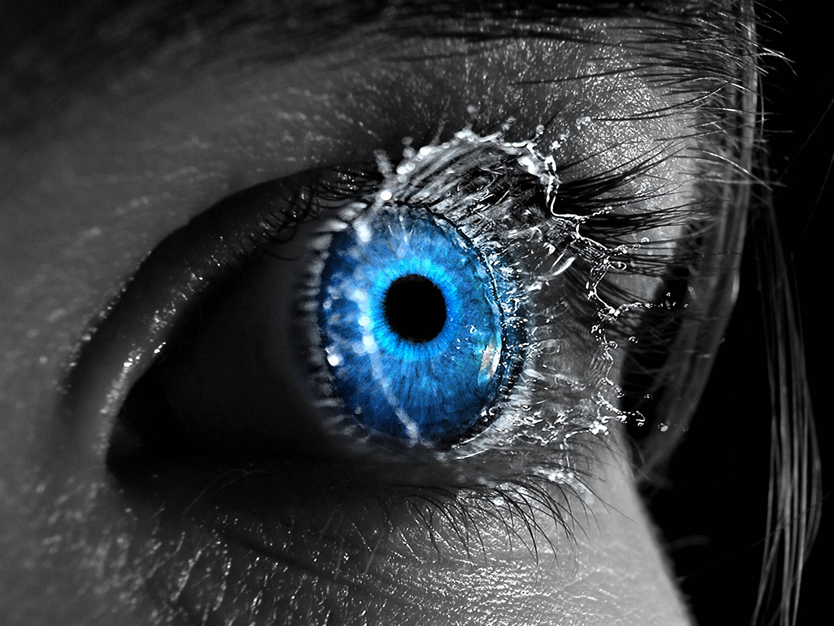 Close-up of an eye with vibrant blue iris, enhanced with 3D water splash effect, suitable for desktop wallpaper