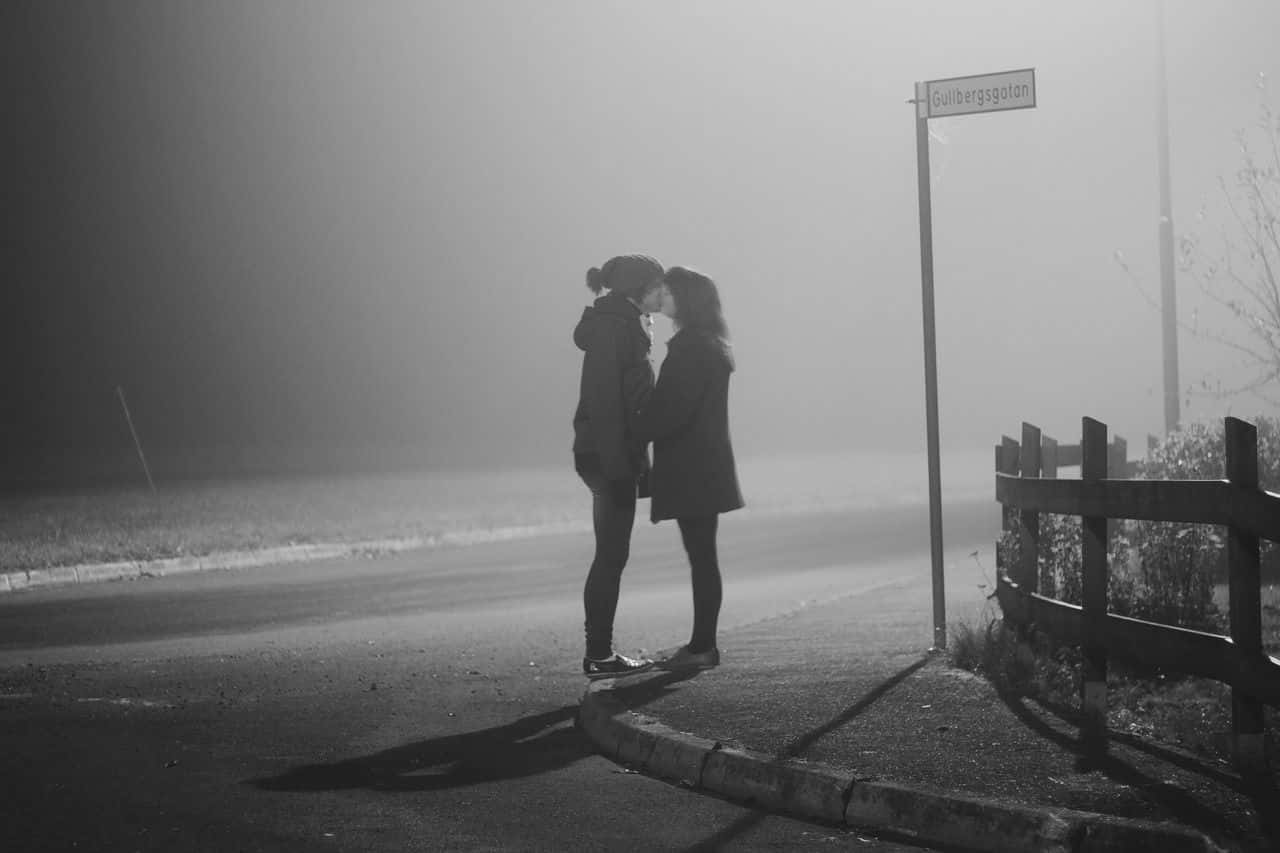 Sweet Mujeres Lesbianas Romantic Kissing G1514oztqtgzcpb2 Wallpaper