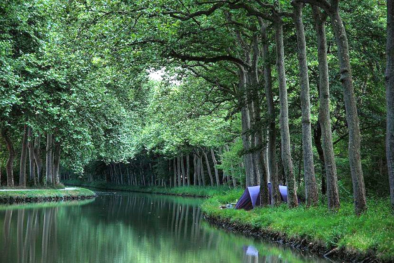 Camping Along Canal Du Midi Castelnaudar Wallpaper