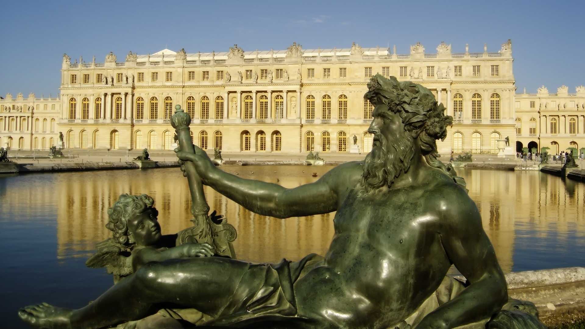 Palace Of Versailles And A Statue France Wallpaper