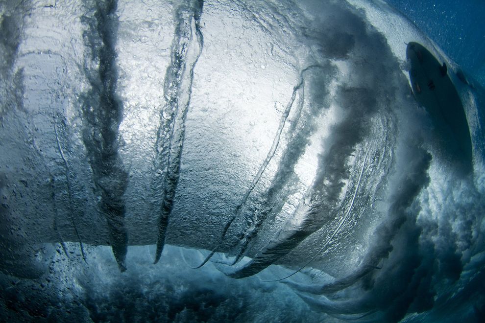 Photo Vortices Form Underwater Wave Ridden Surfer At Hawaiis Pipeline