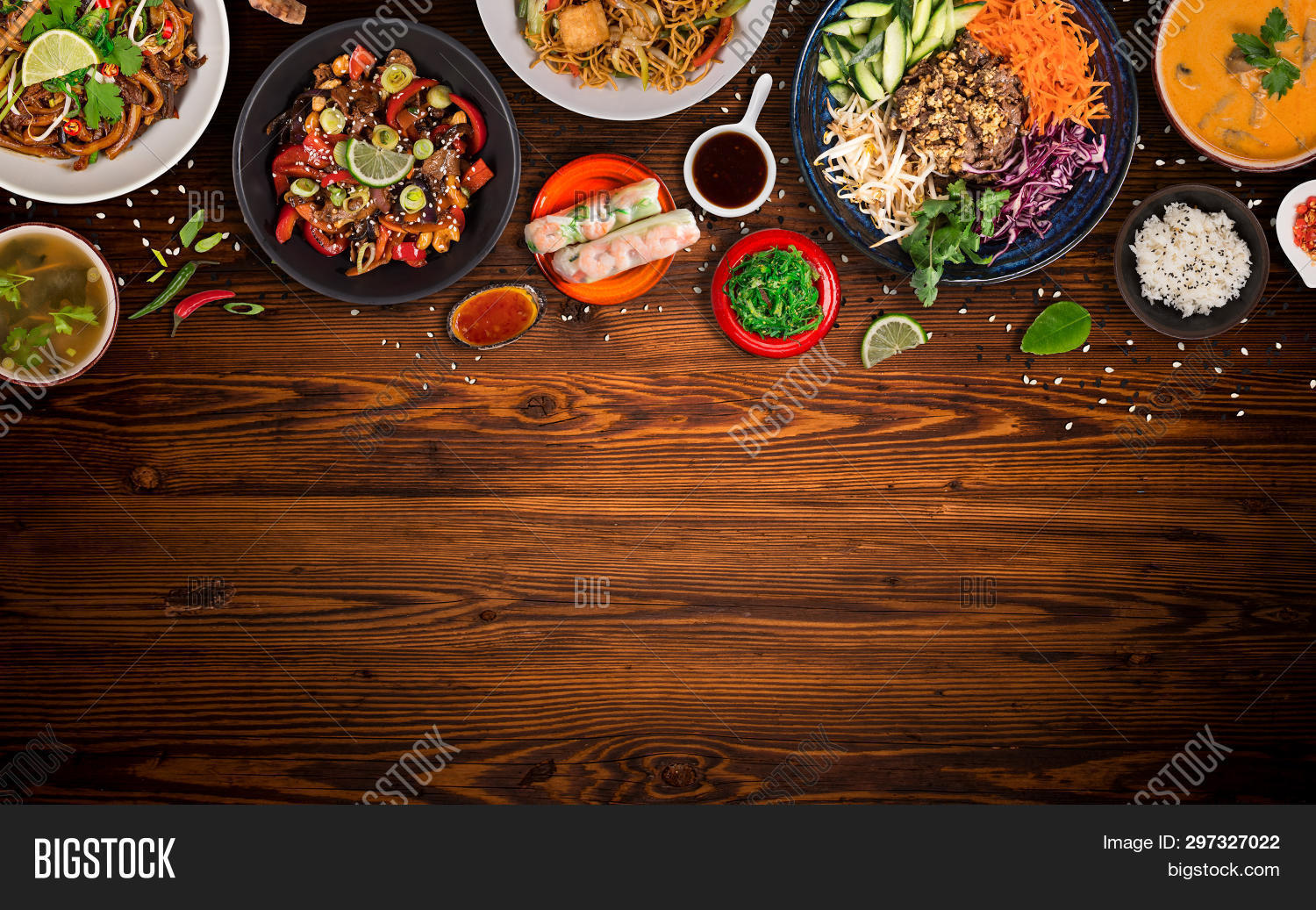 Азиатская кухня на столе вид сверху