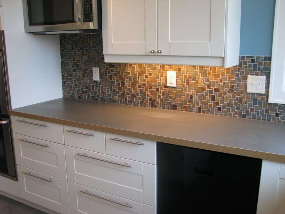 Here S A Pretty Kitchen Backsplash That Uses Tiny Slate Tiles