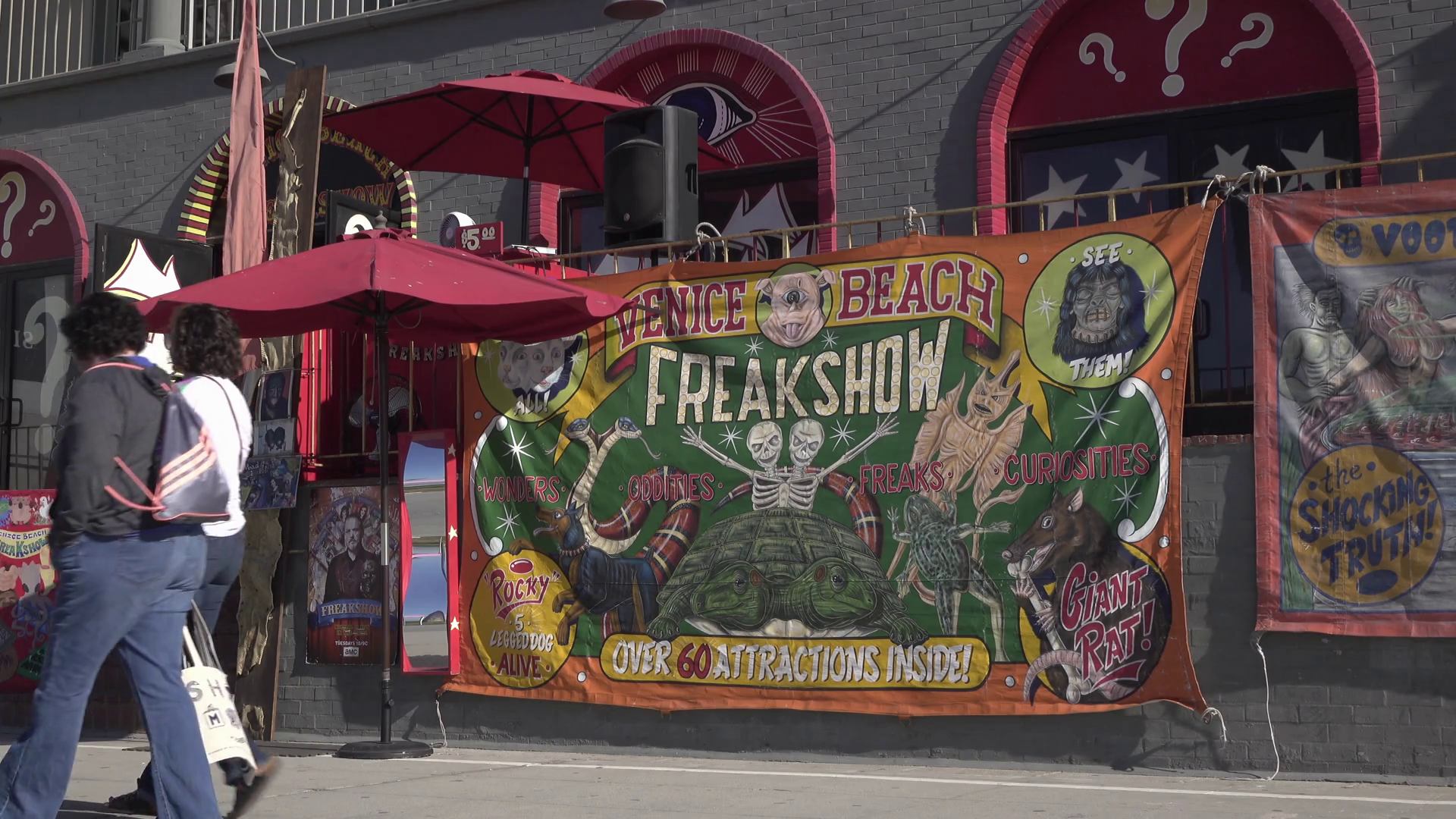 Venice Beach Freak Show Front Of Building Establishing Shot 4k