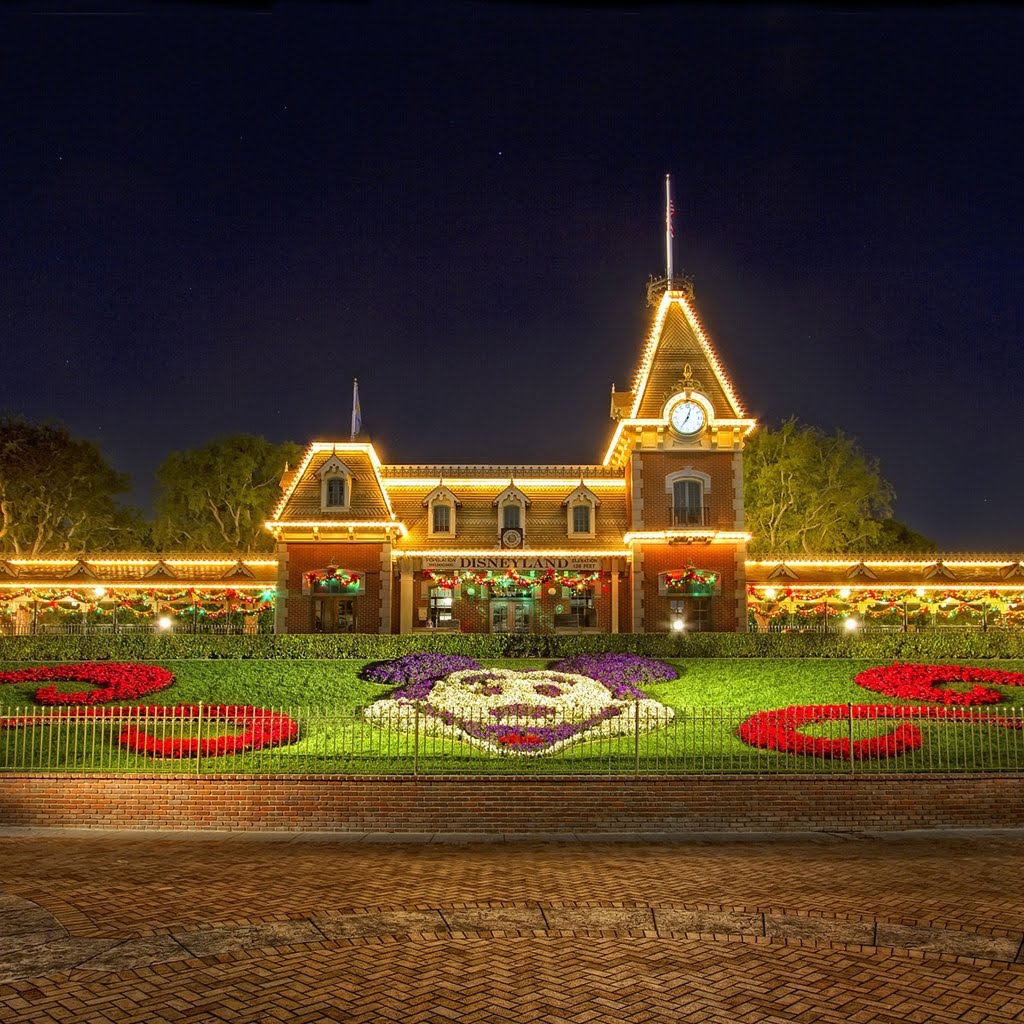 Christmas At Disneyland Wallpaper For iPad Picture