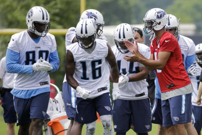 Tennessee Titans Quarterback Marcus Mariota Right Calls A Play With