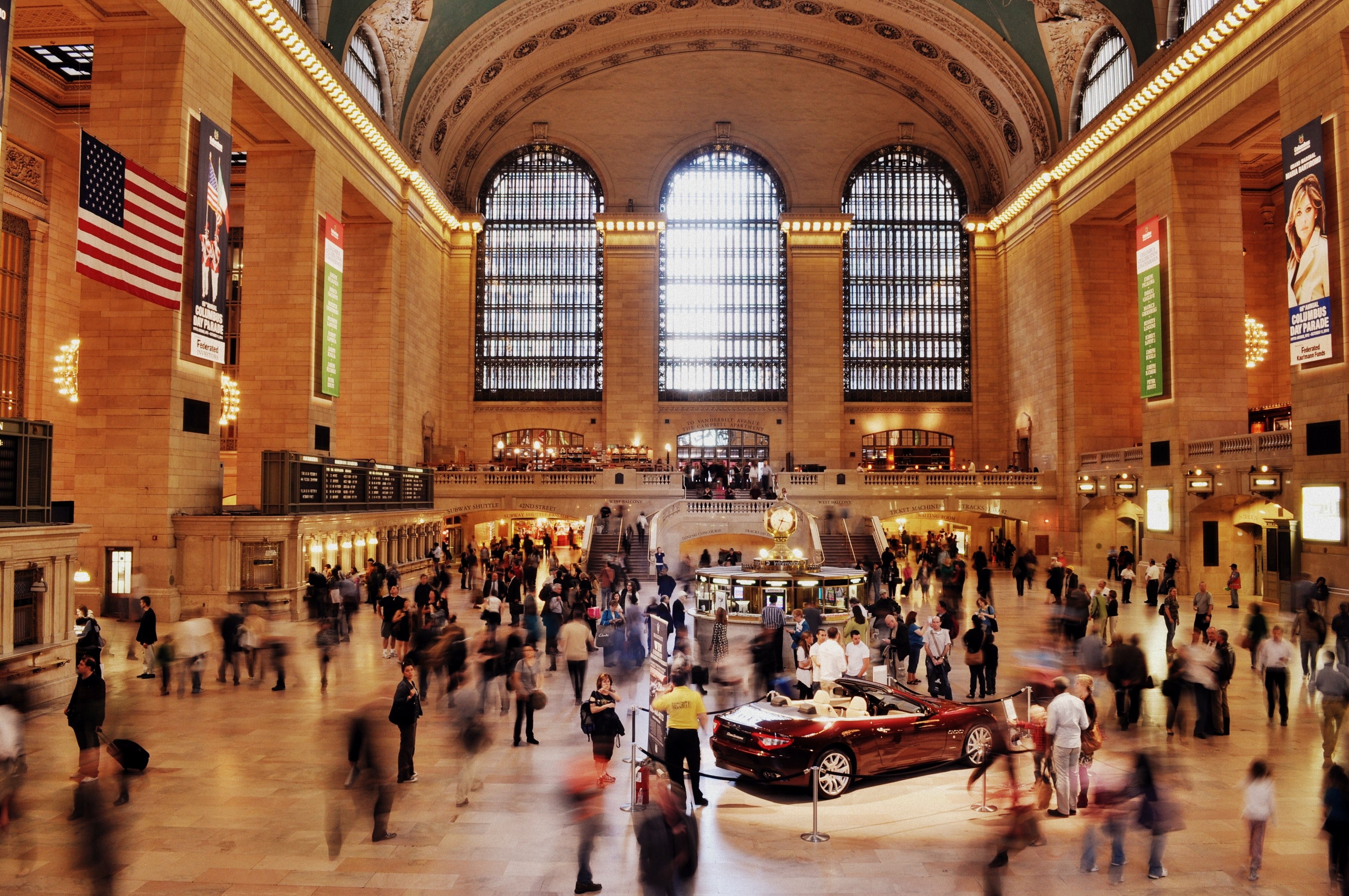A Long Exposure Shot Of The Crowded Grand Central Station Wallpaper