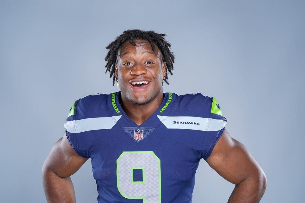 Who Is The Girlfriend Of Kenneth Walker Iii His Parents Family Wallpaper
