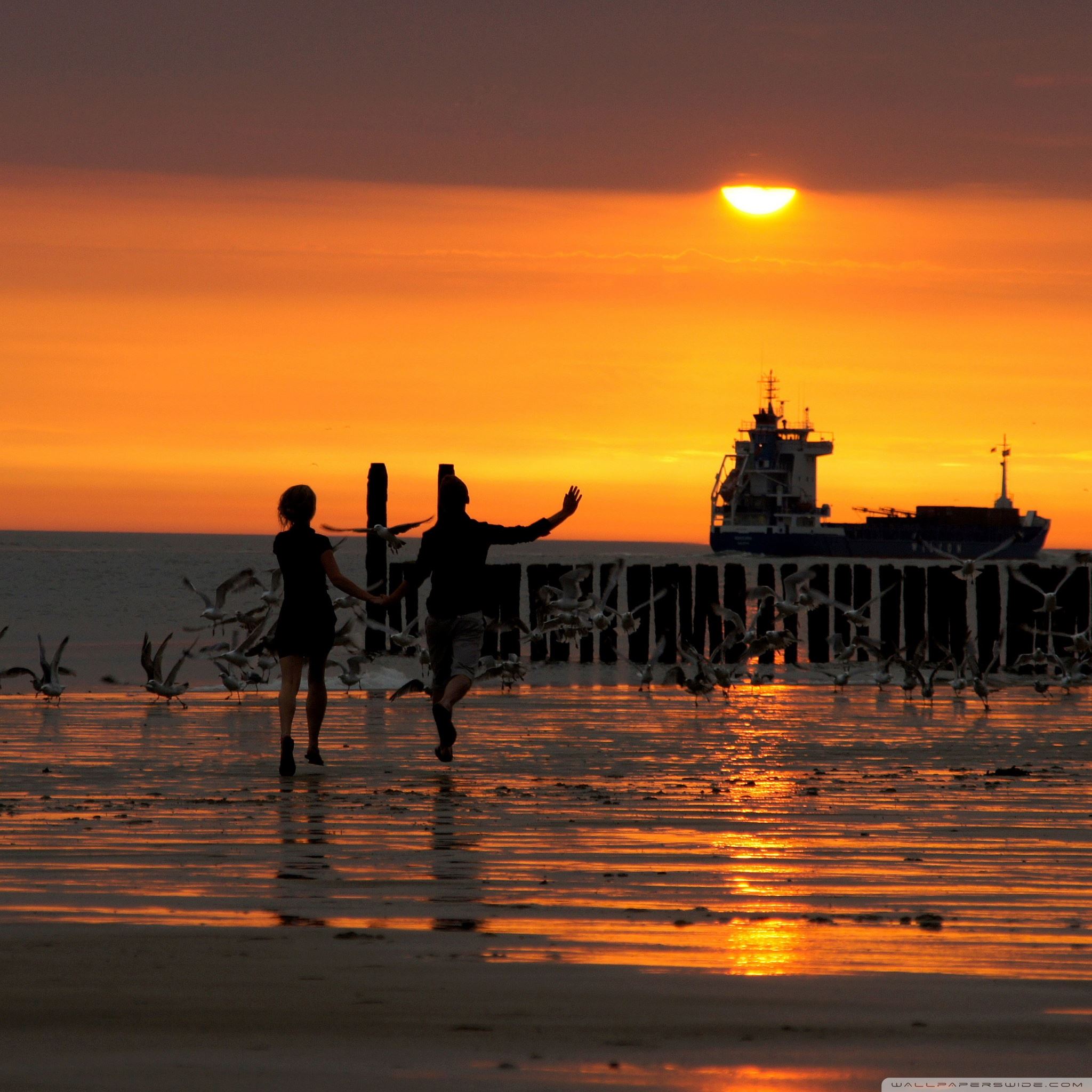 Lovers Couple On The Beach iPad Air Wallpaper