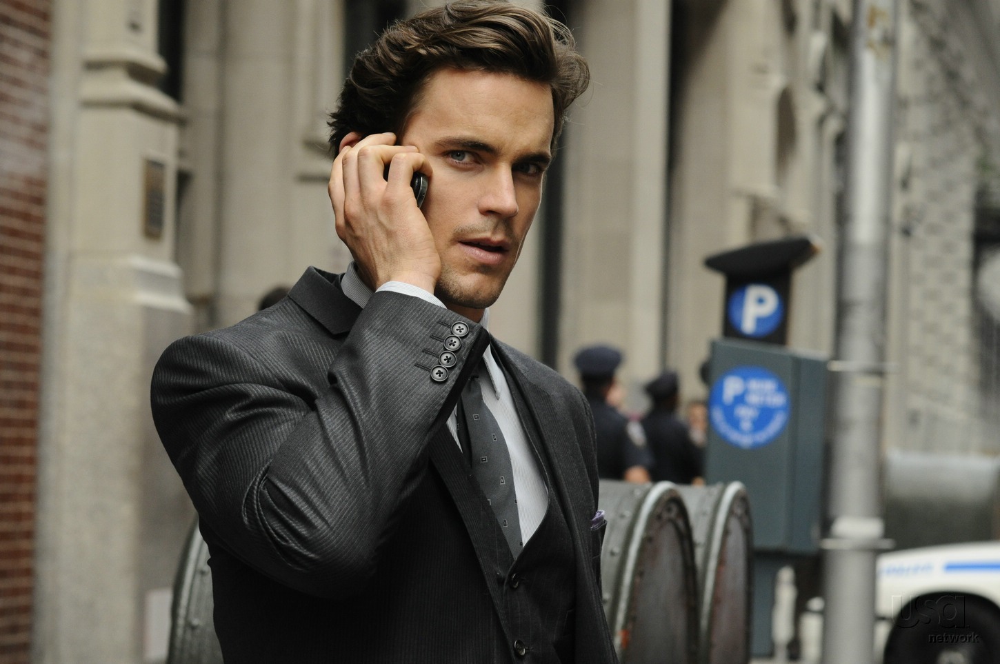 Neal caffrey white collar. Мэтт Бомер белый воротничок. Актер белый воротничок Мэтт Бомер.