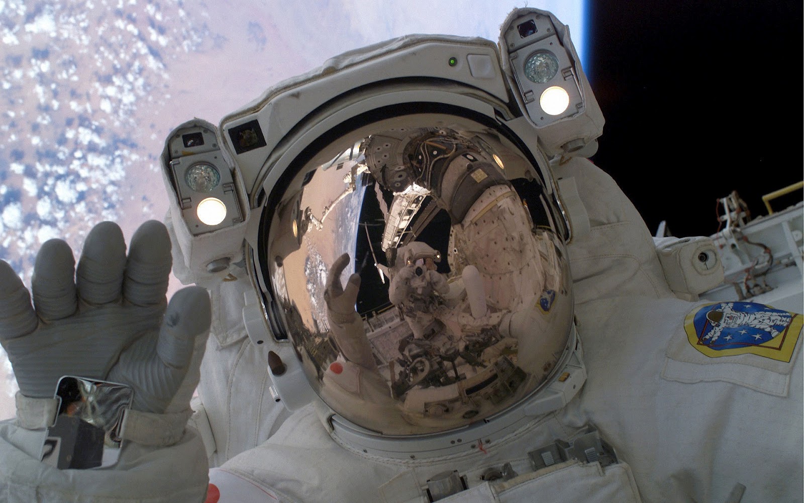  een astronaut in de ruimte met ruimtepak aan HD NASA wallpaper foto