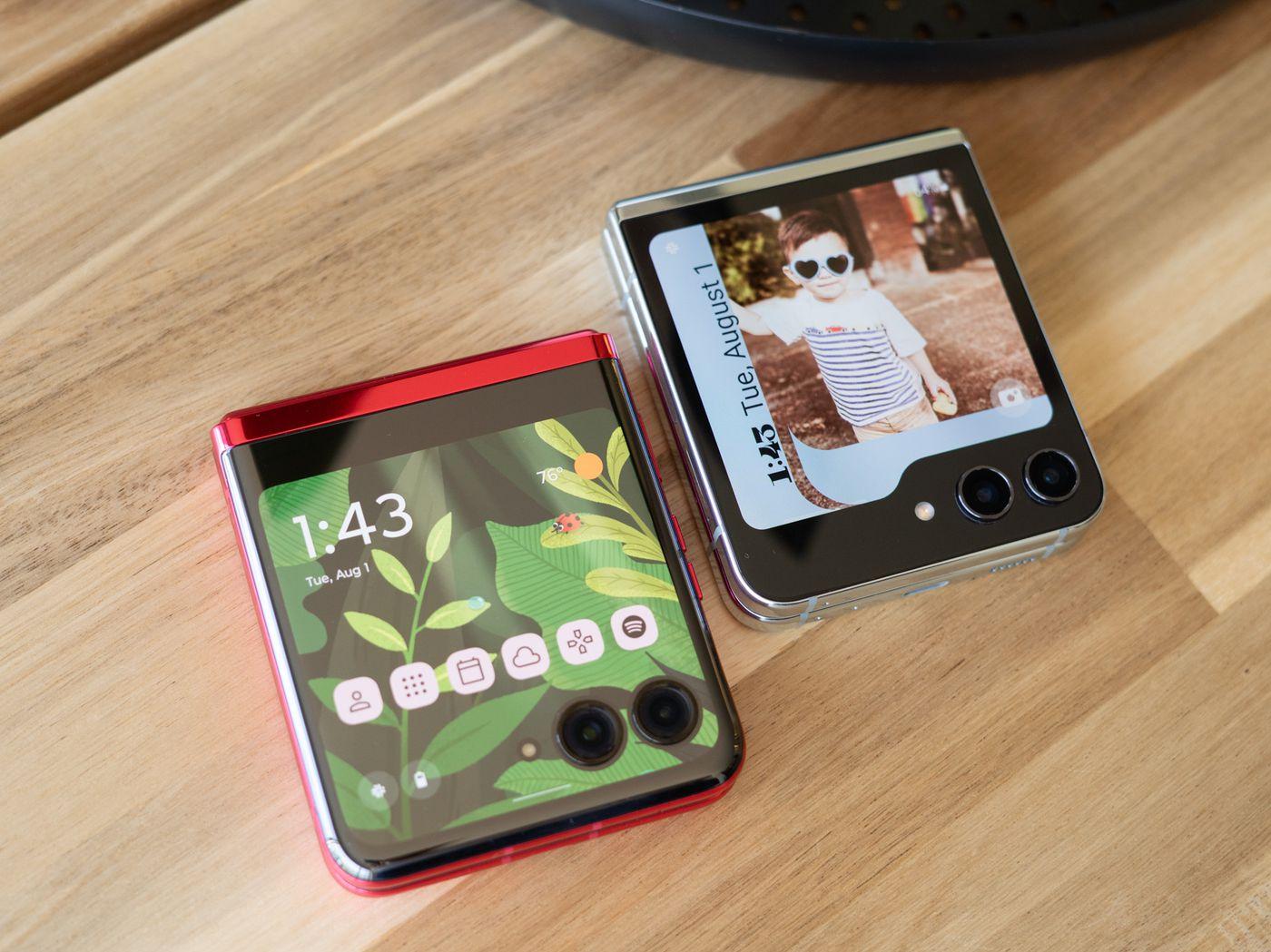 The Galaxy Z Flip S Cover Screen Beats Motorola In Almost