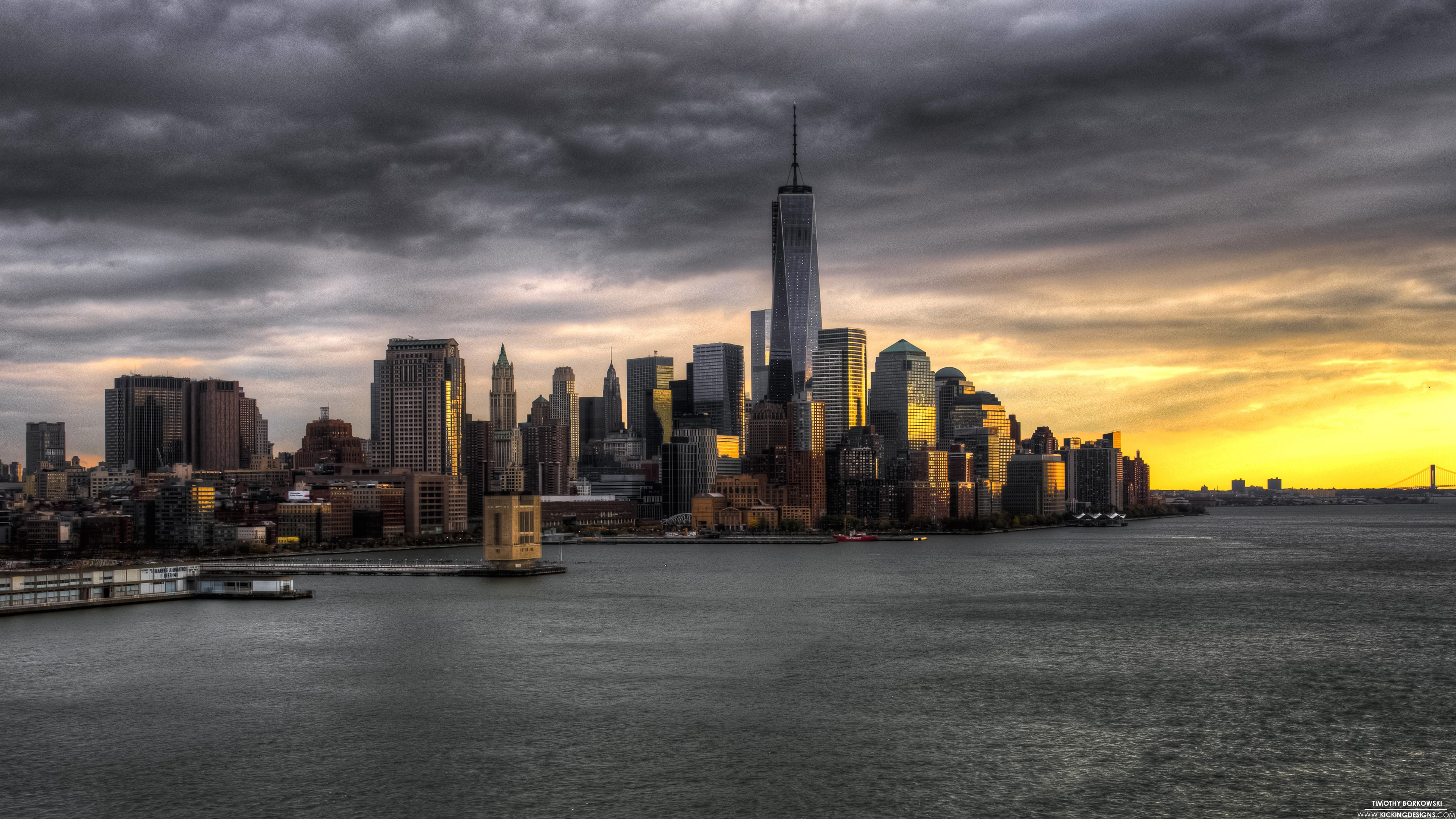 Stunning 4K wallpaper of the New York City skyline at sunset with dramatic clouds