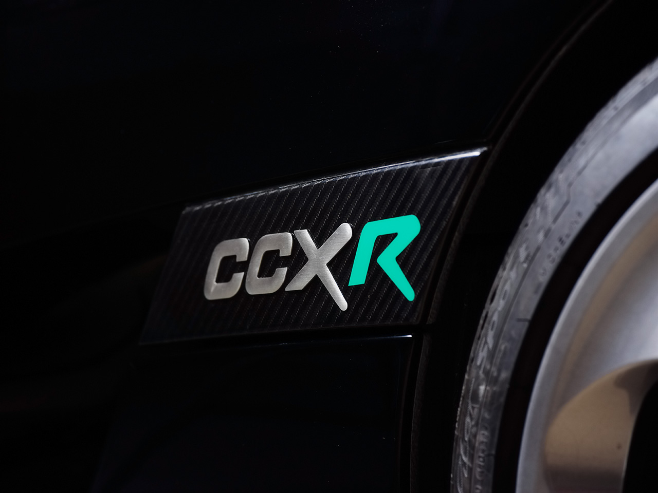 Koenigsegg Ccxr Logo On Carbon Fiber Wallpaper