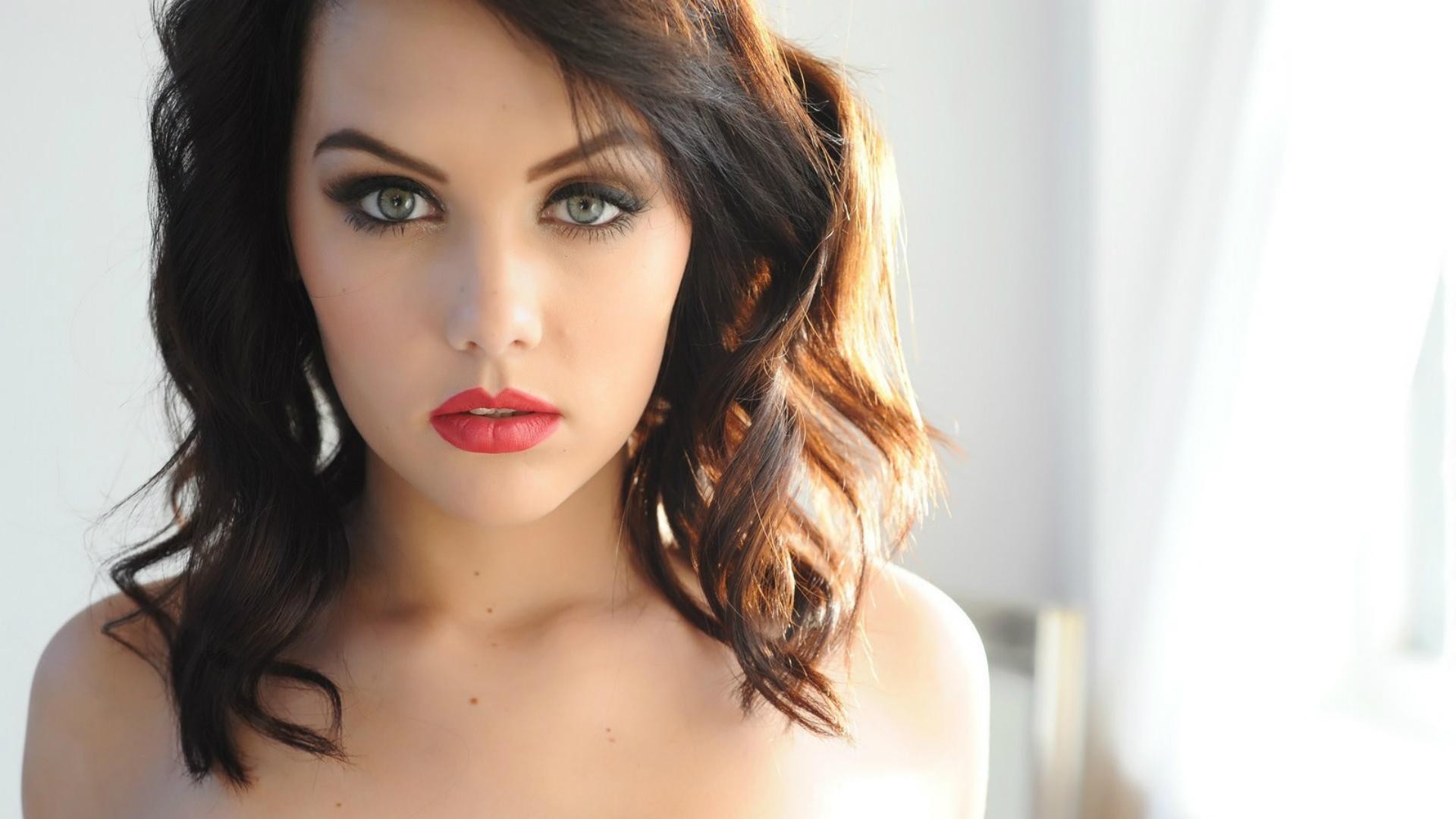 1920x1080px Brunette Girl With Green Eyes 381898 1920x1080