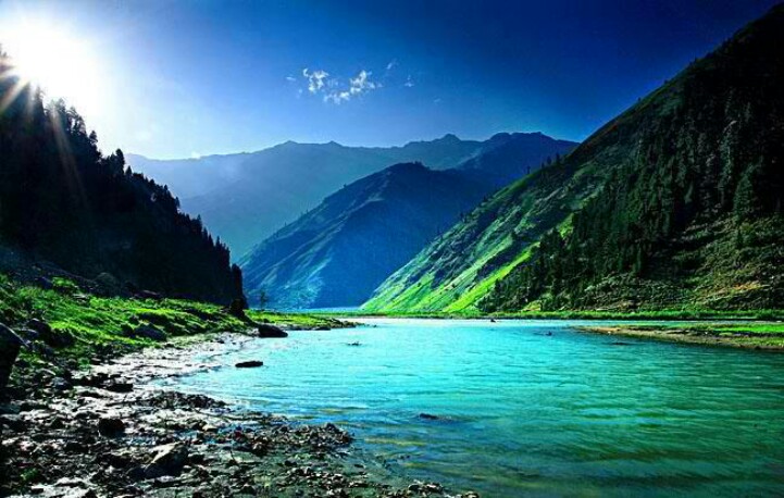 Beautiful Lake Clear Water Green Mountains High Res HD Nature