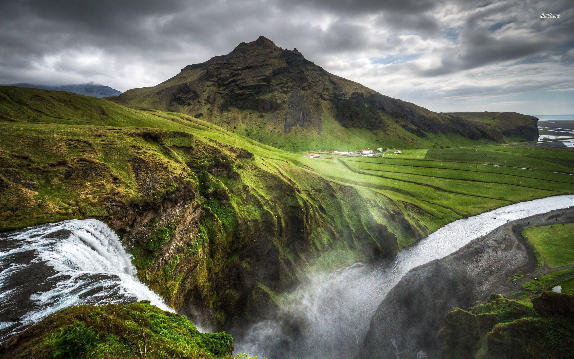 Với những hình nền đầy màu sắc và sống động, tải xuống miễn phí những bức ảnh Iceland sẽ là một trải nghiệm tuyệt vời cho bạn. Bạn có thể chọn lựa những bức ảnh yêu thích, tải về điện thoại hay máy tính để bàn để làm hình nền, hoặc làm bức trang trí cho căn phòng của mình.