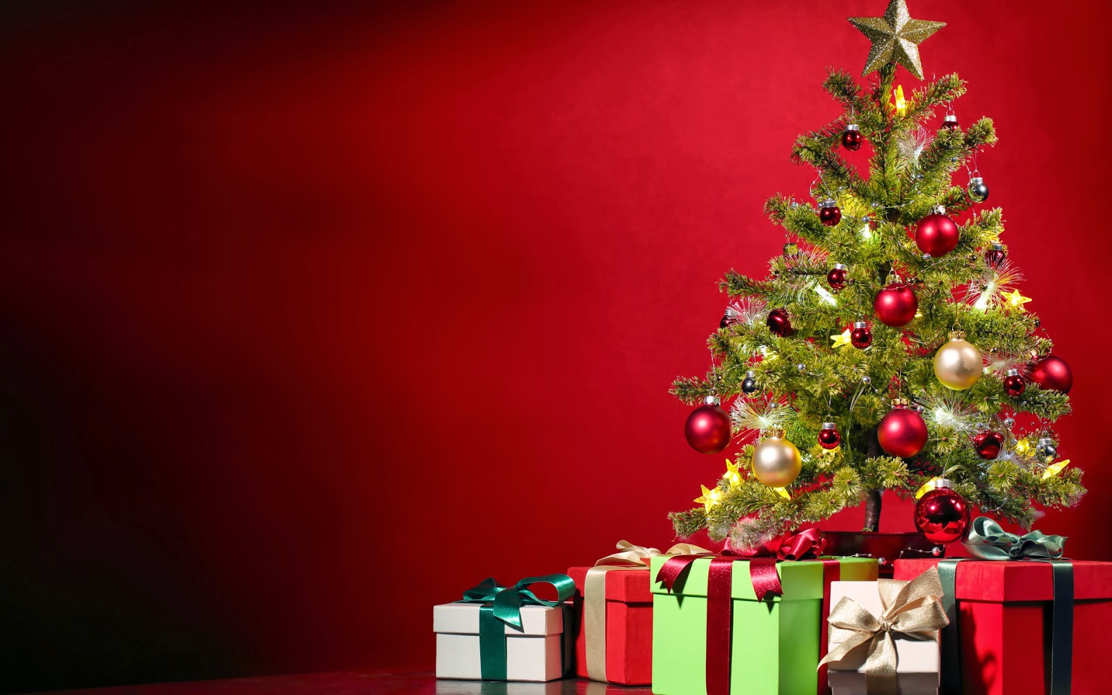 Rote Weihnachts Wallpaper Mit Weihnachtsbaum Und Weihnachtsgeschenke