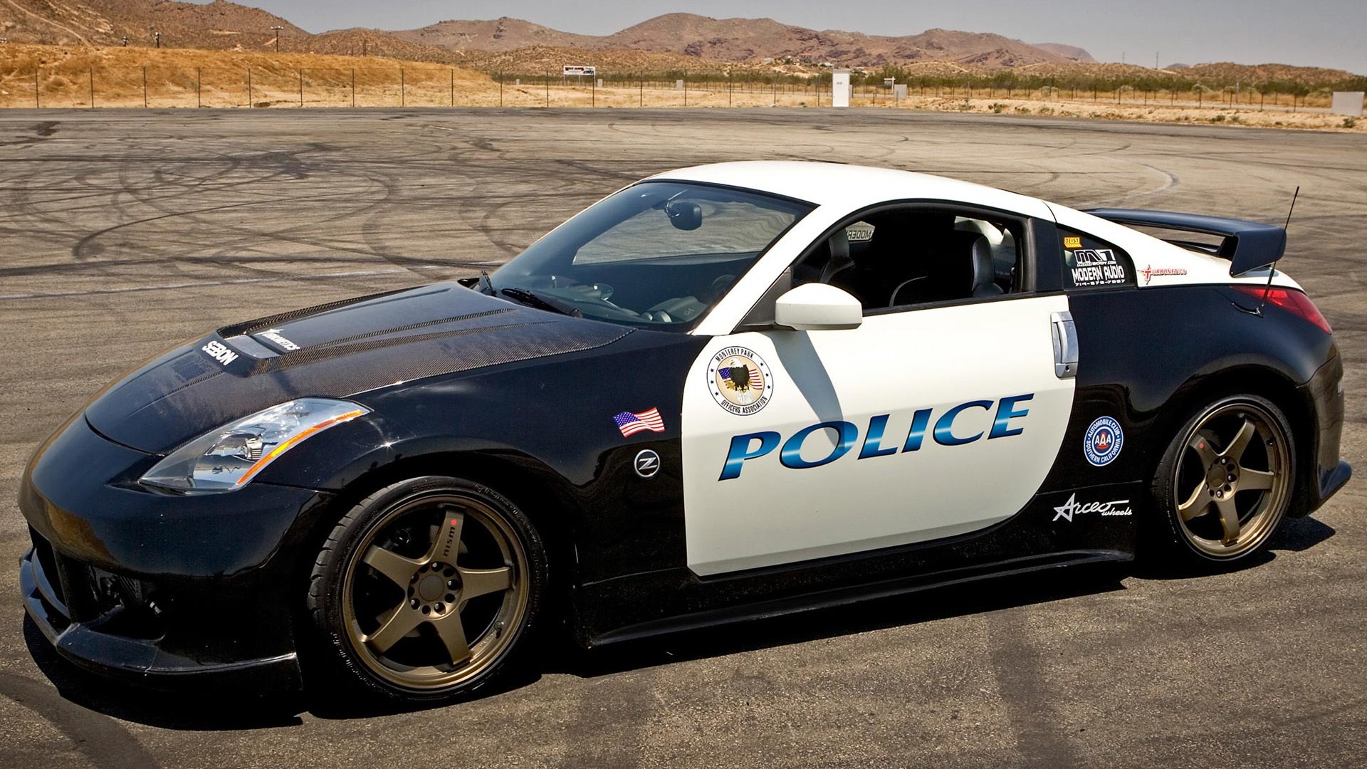 Download Nissan 350Z police car wallpaper