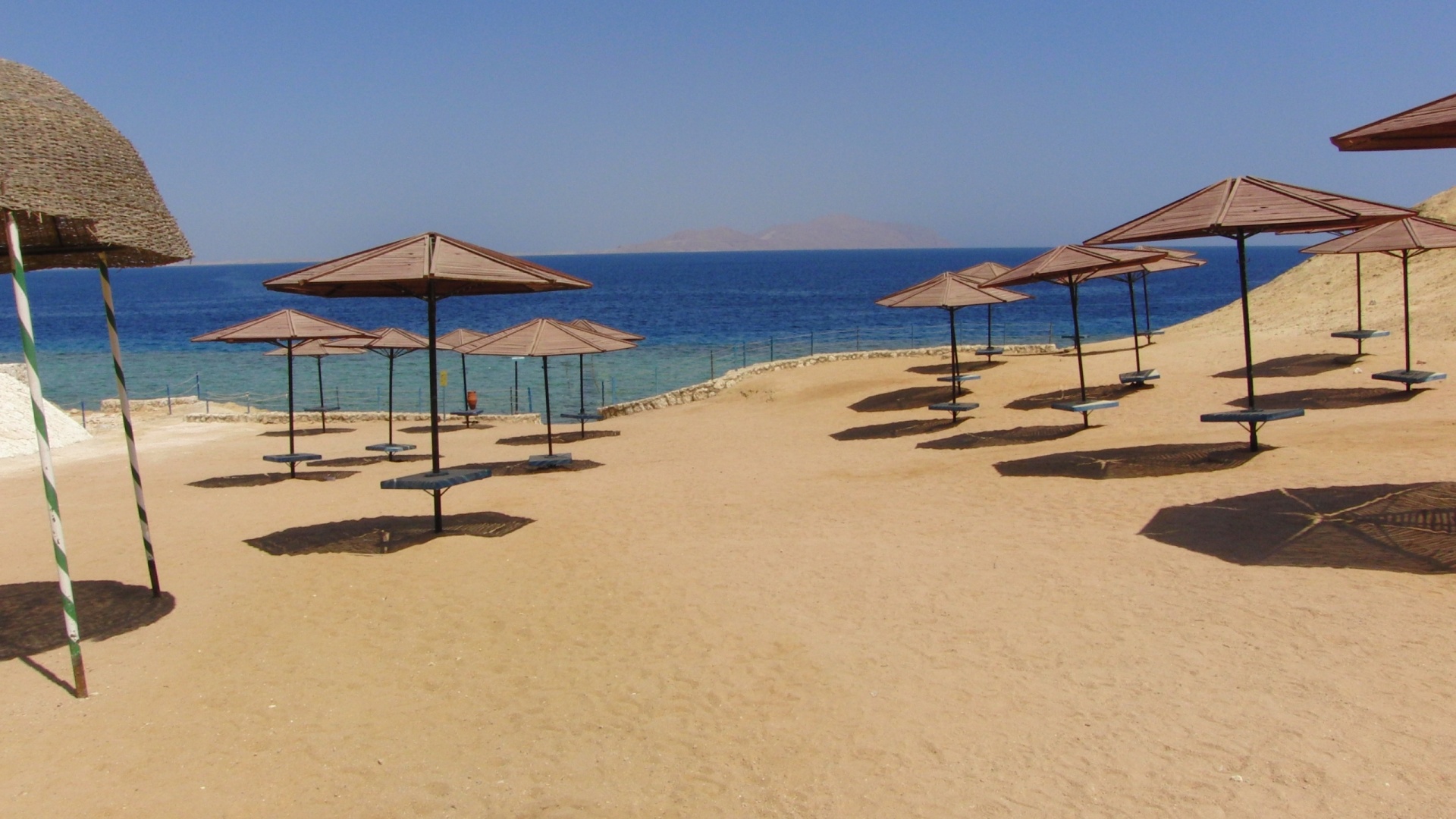 The Red Sea Beach Desktop Pc And Mac Wallpaper