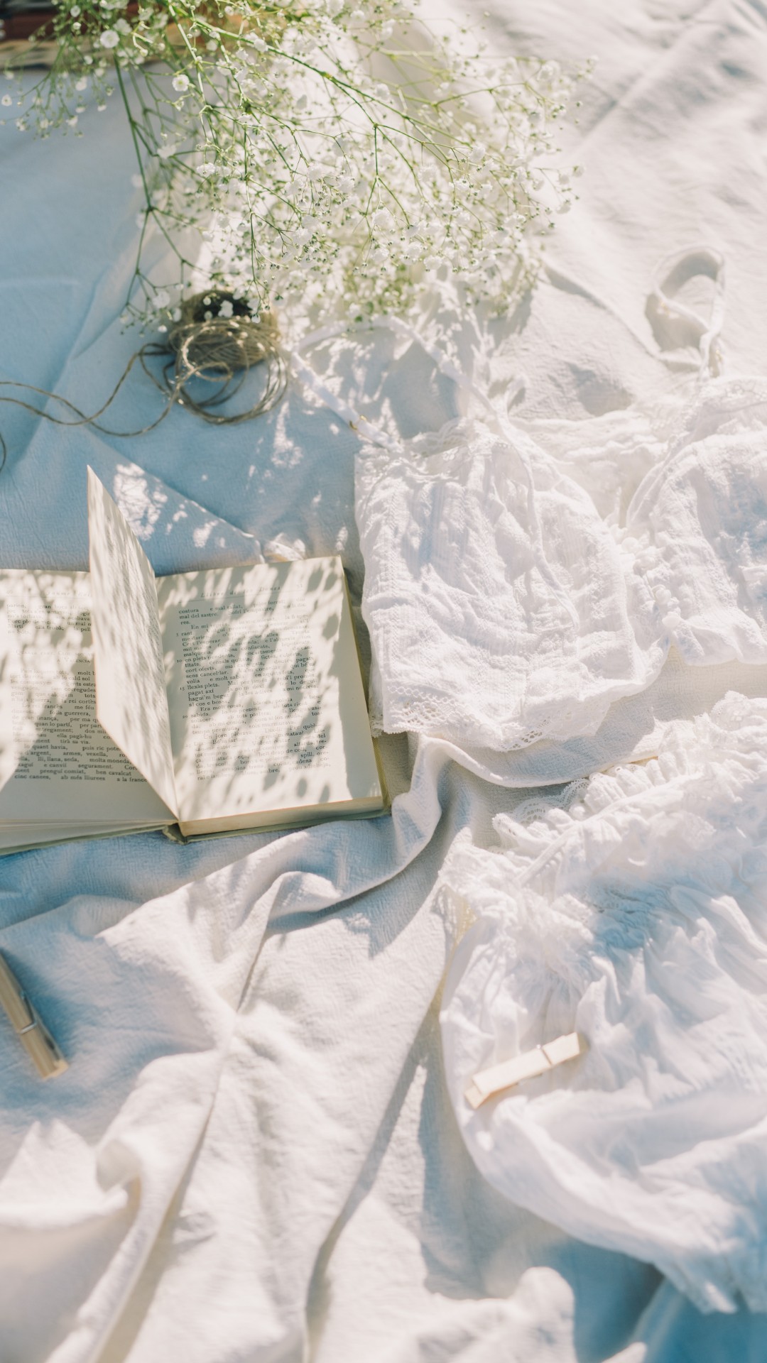 Top Best White Aesthetic iPhone Wallpaper
