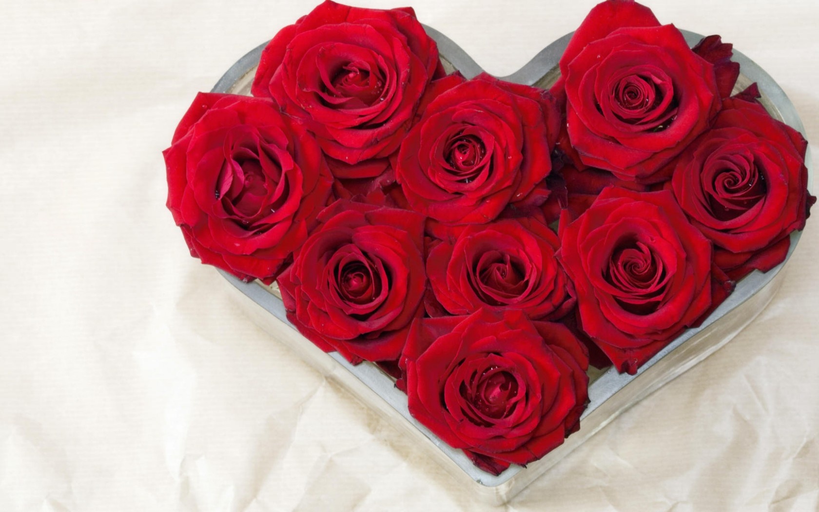 Red Roses Buds Heart Wallpaper